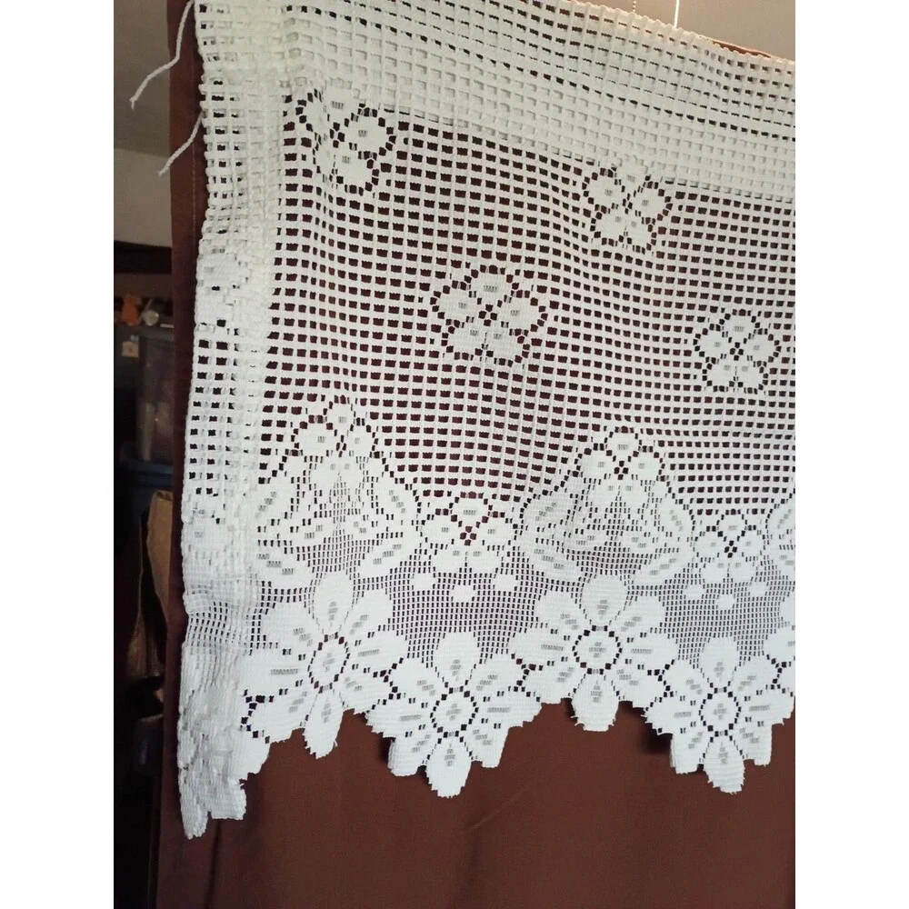 lace valance with a floral crochet-look trim and scalloped edge Vnt